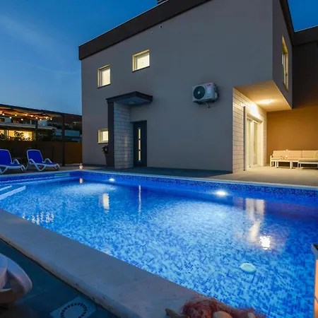 Luxurious In *